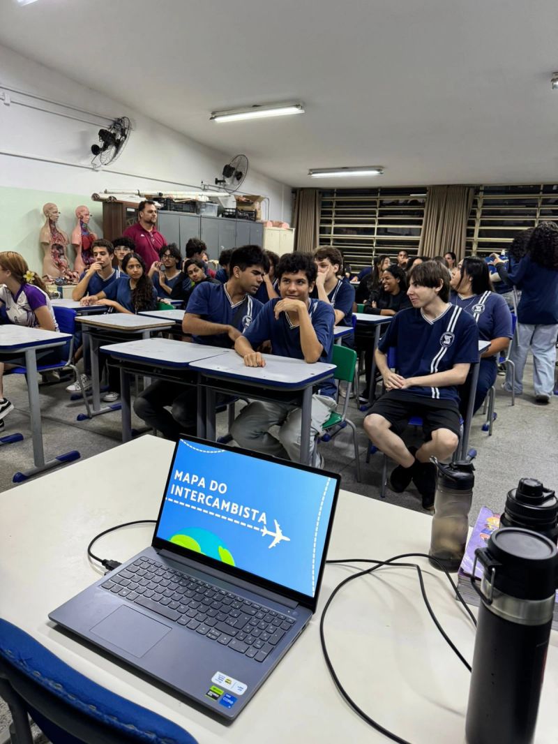 Apresentação do projeto em sala com notebook exibindo o Mapa do Intercambista